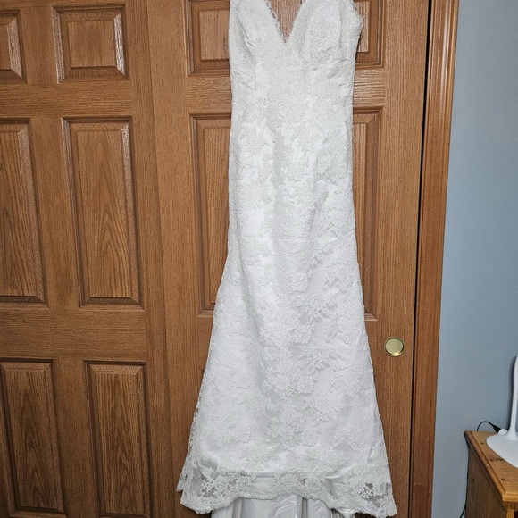 BRAND NEW, never worn, wedding dress. - Picture 5 of 5